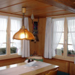 Holzfenster mit Sturzbretter und Vorhangschiene