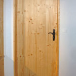 Massive Tür aus Tannenholz. Das Türblatt wurde selber produziert.